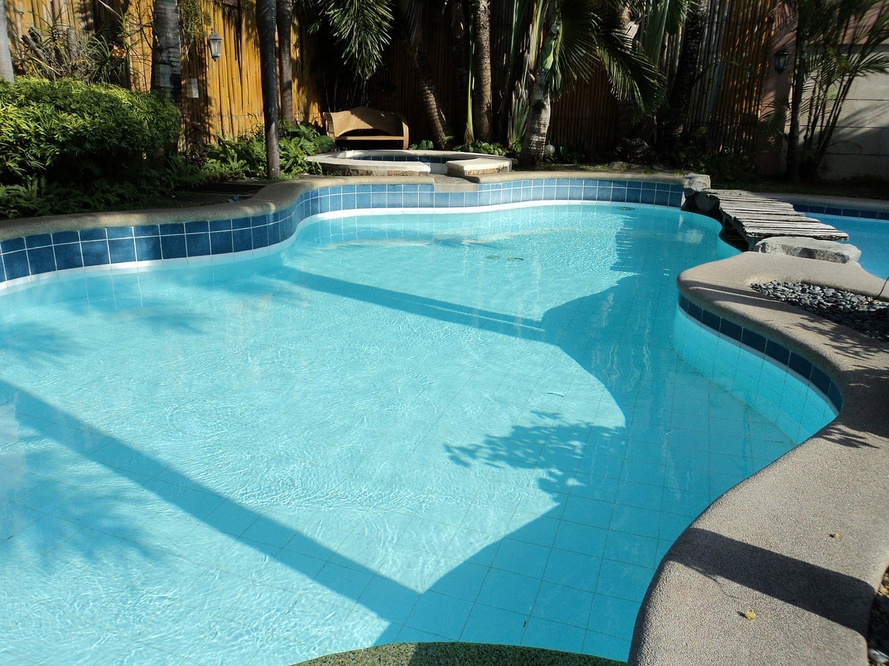 Piscine aux formes arrondies avec jacuzzi