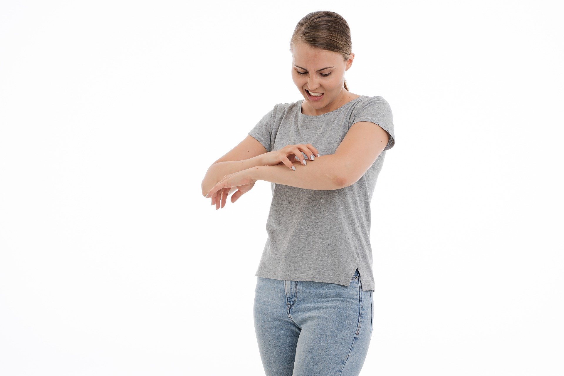 Femme en tee-shirt se grattant le bras