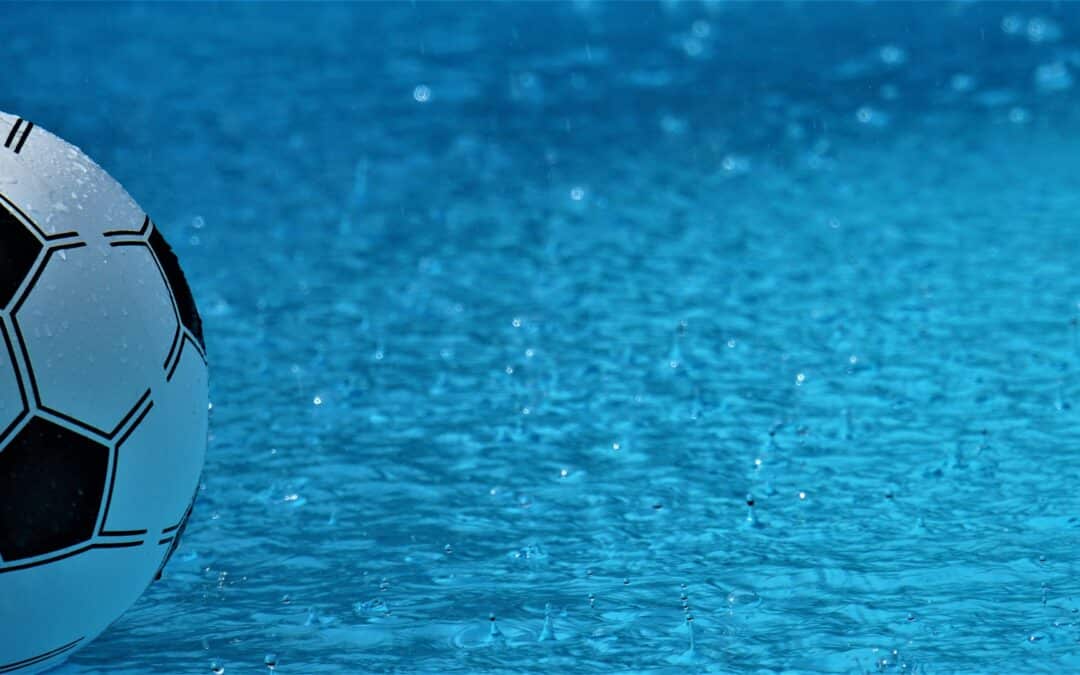 Ballon gonflable sur l'eau d'une piscine sous la pluie