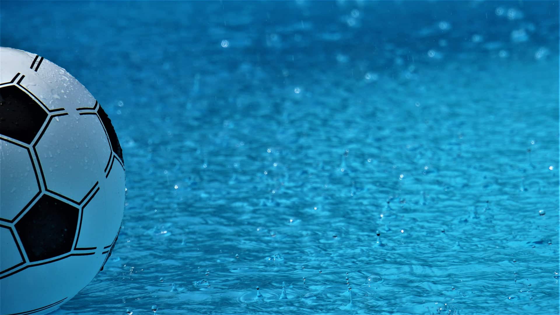 Ballon gonflable sur l'eau d'une piscine sous la pluie