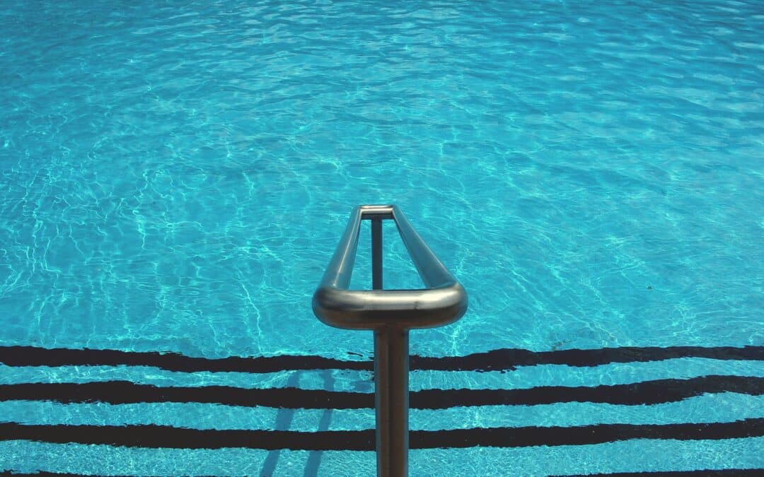 Marches et rampe descendant dans l'eau claire d'une piscine