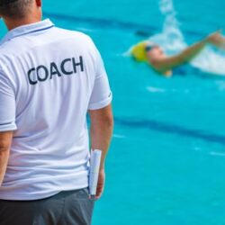 Entraineur en bord de piscine