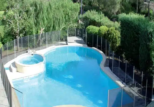 Exemple de la barrière Beethoven autour d'une piscine