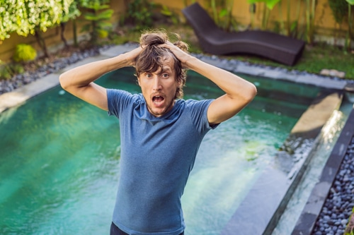 Malgré un Chlore Choc l'eau de la piscine Reste Verte : Que Faire ?