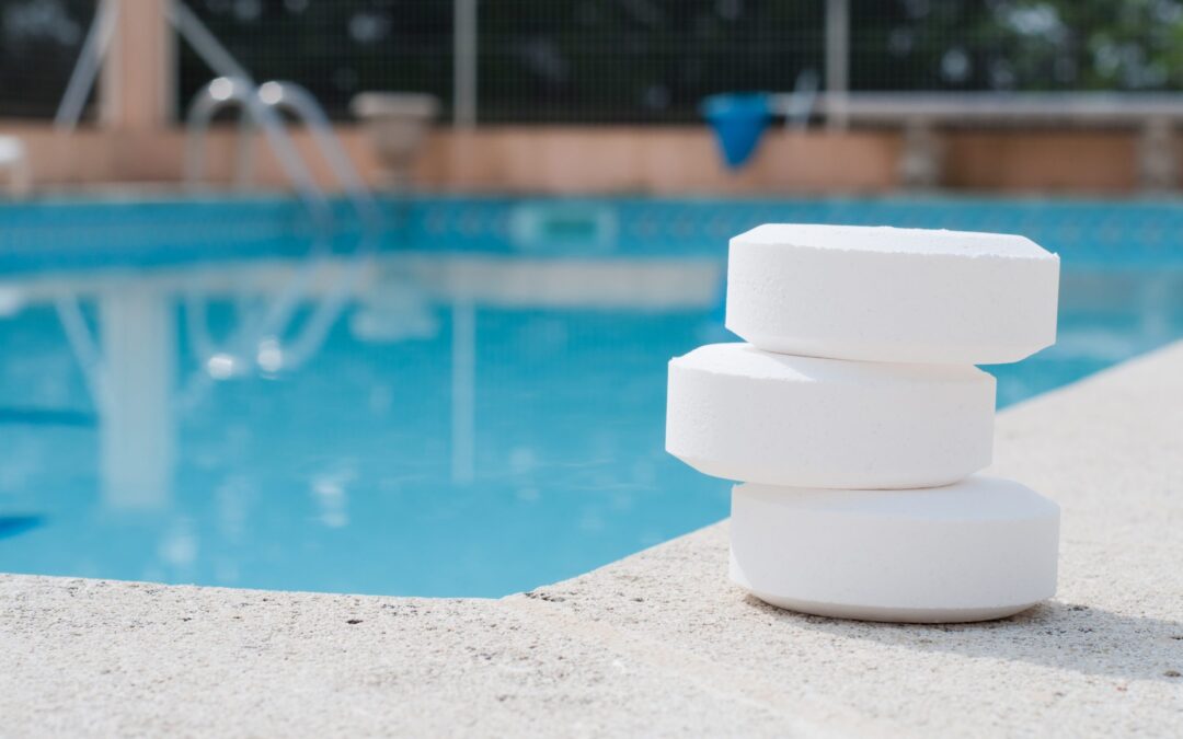 Galets de chlore devant une piscine