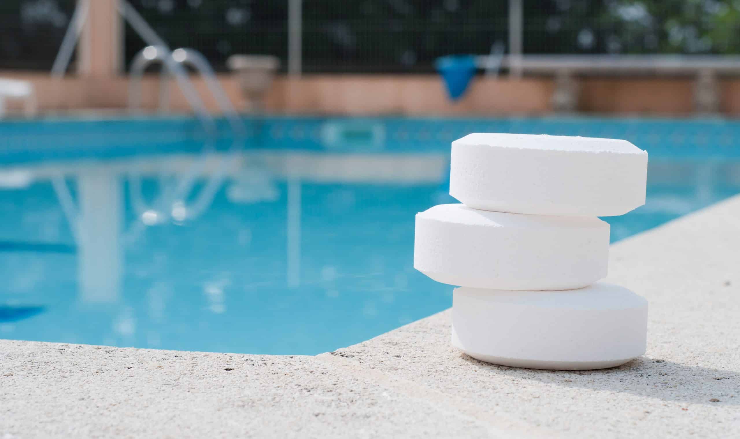 Galets de chlore devant une piscine