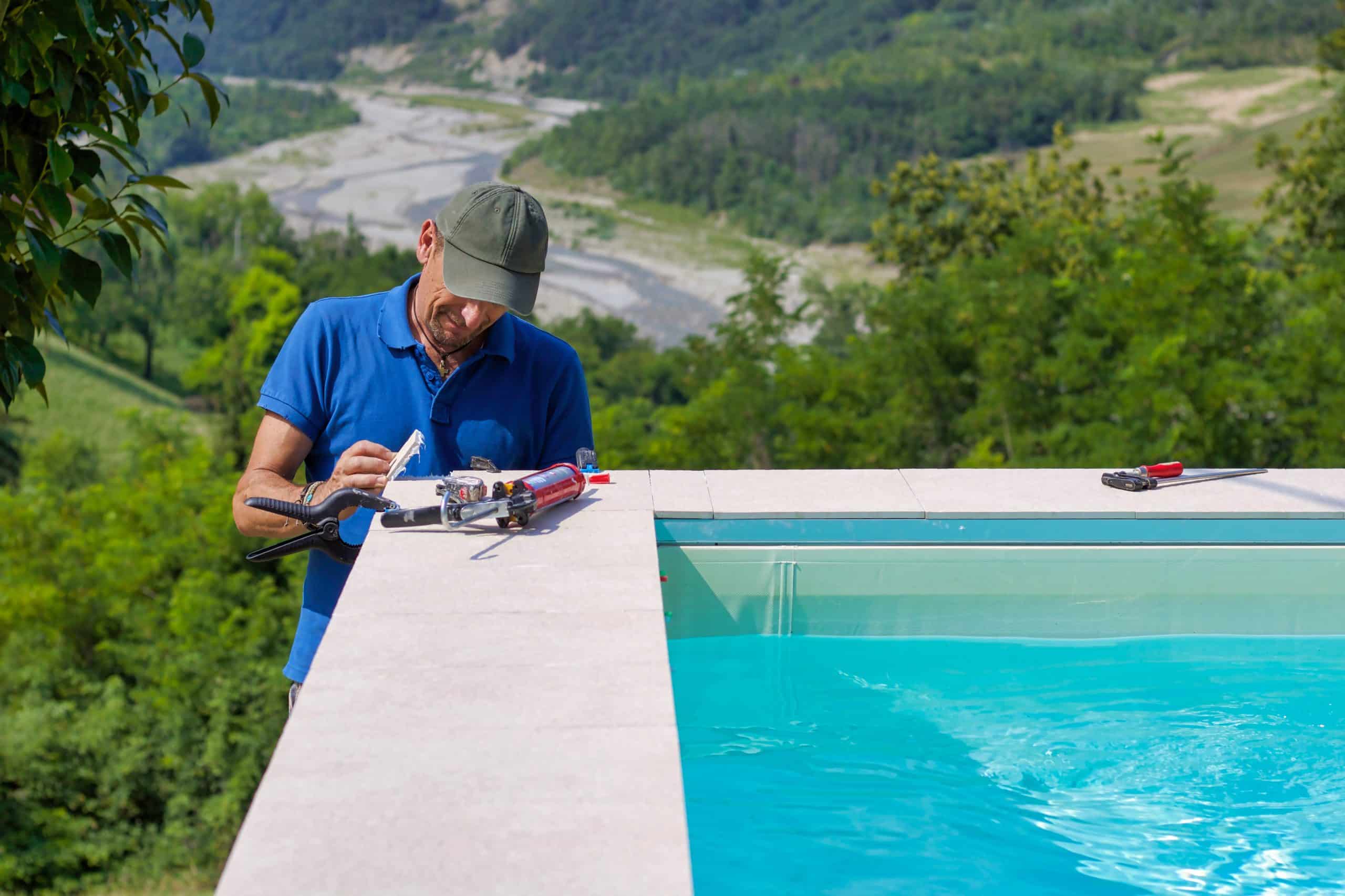 Technicien dans un angle de piscine