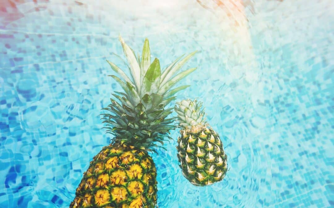 Ananas tombant dans une piscine