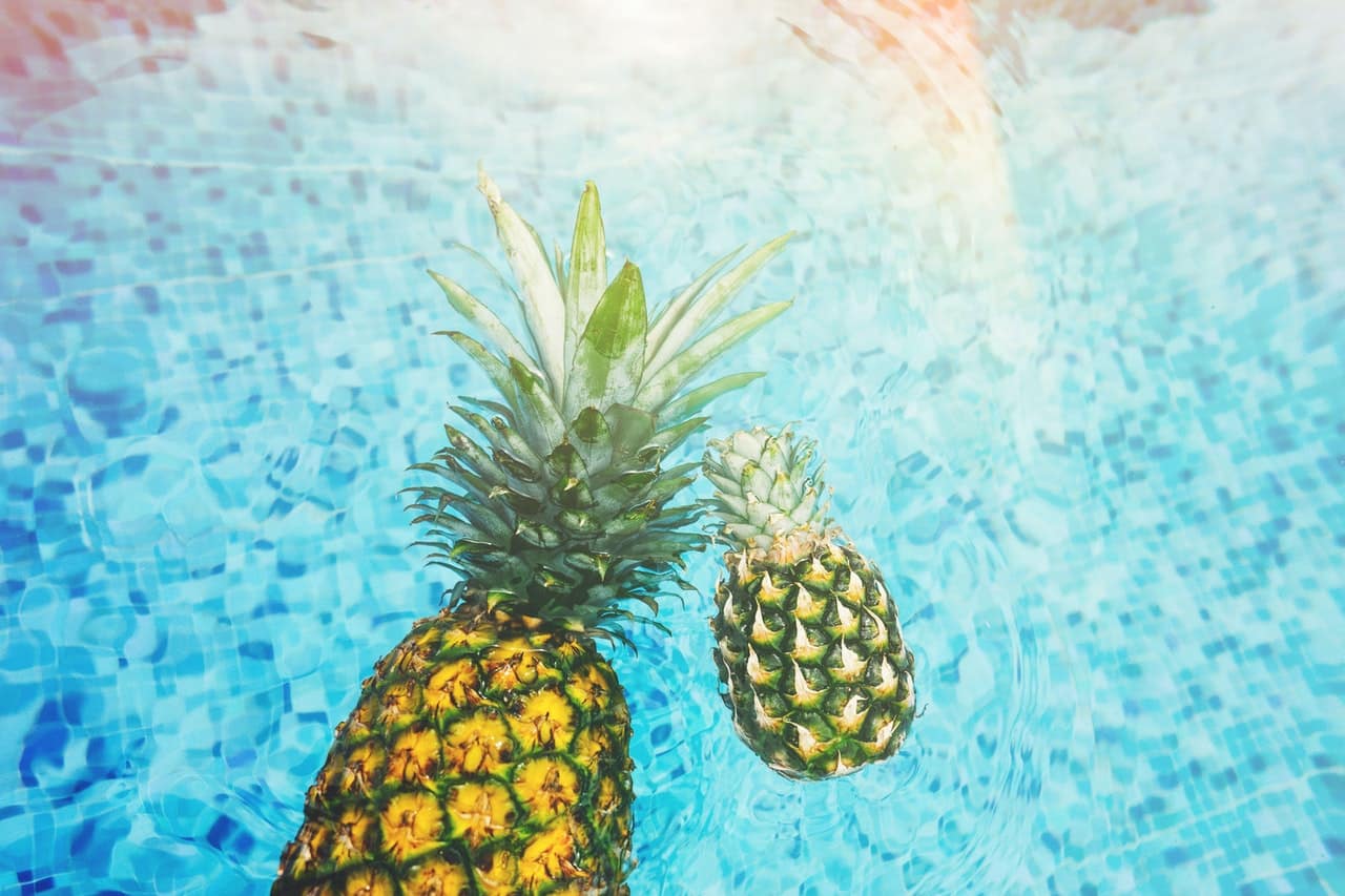 Ananas tombant dans une piscine