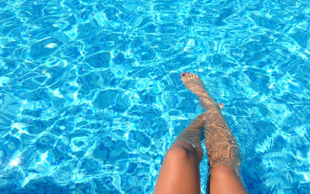 Pieds de femme dans l'eau