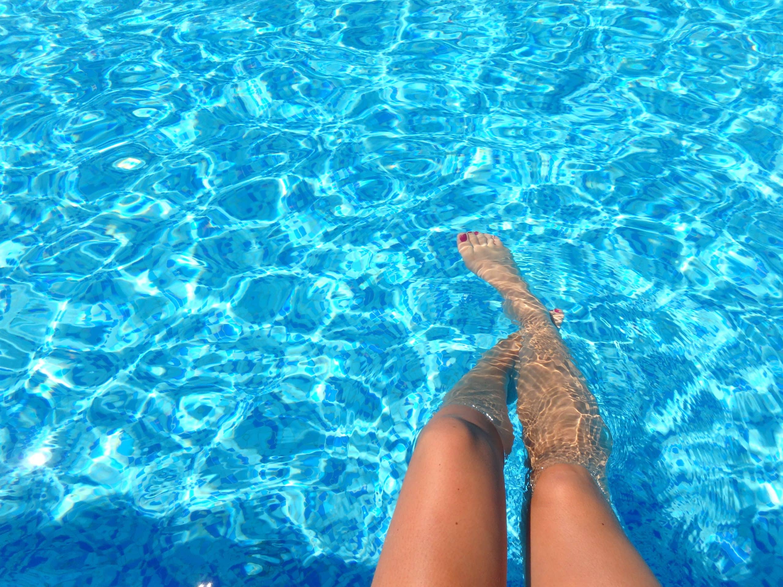 Pieds de femme dans l'eau