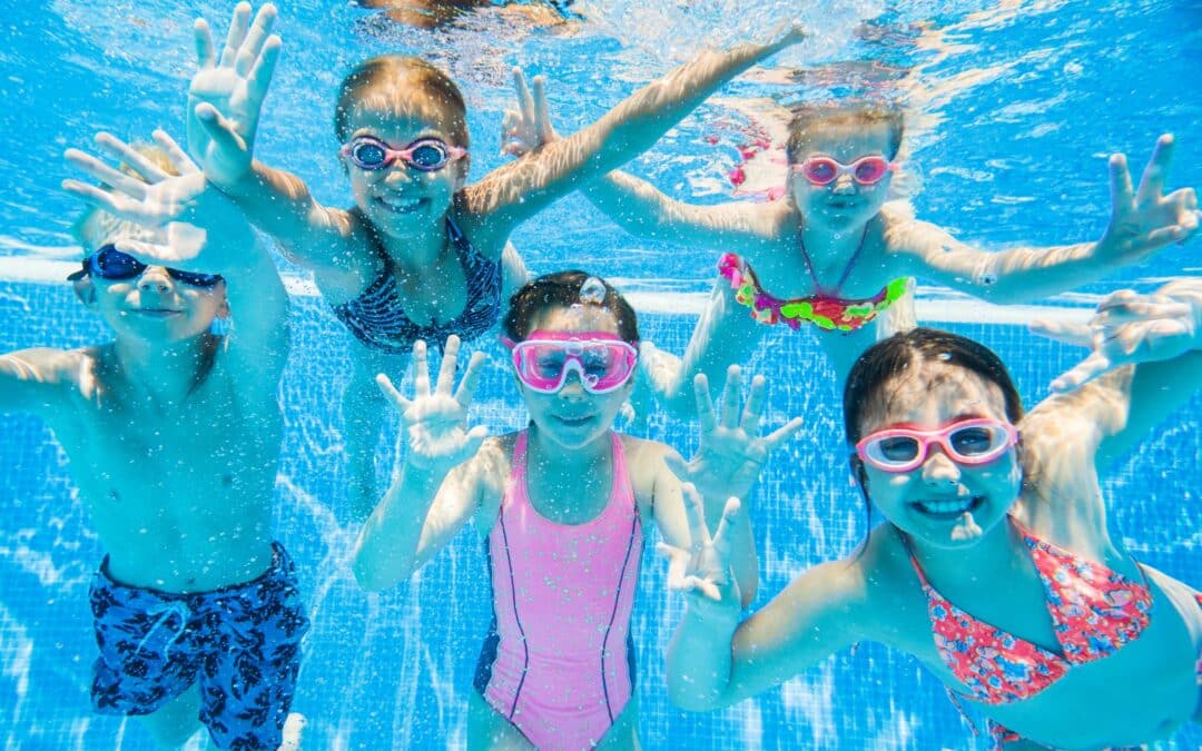 Groupe d'enfant avec lunettes de natation sous l'eau