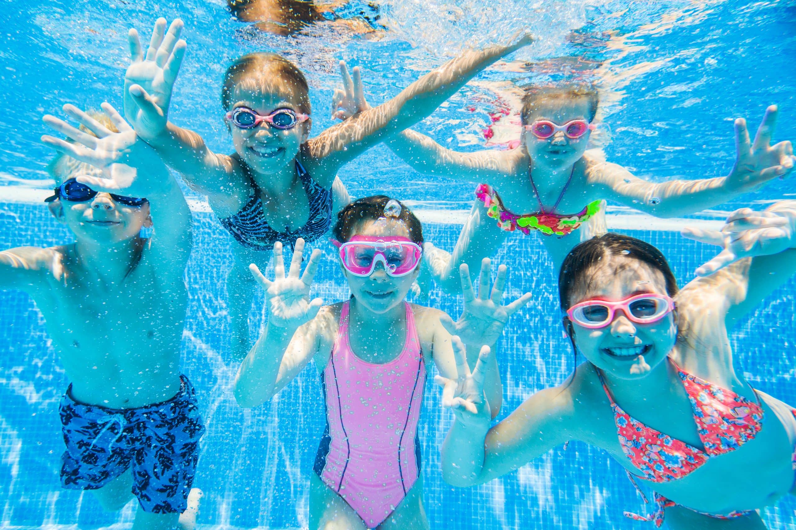 Groupe d'enfant avec lunettes de natation sous l'eau
