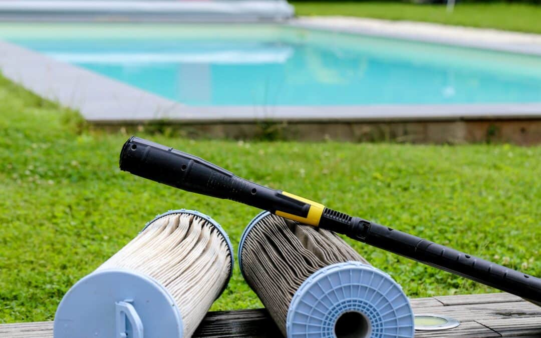 Cartouches de filtre et lance de Karcher devant piscine