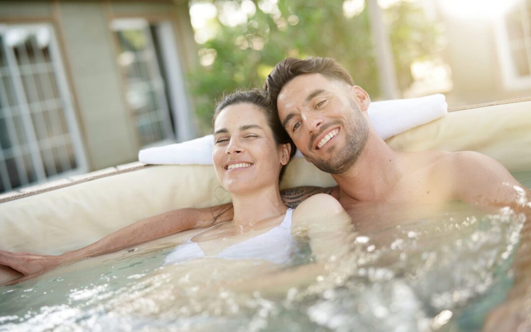 Couple jeune et souriant dans un jacuzzi