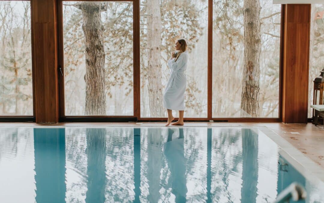 Piscine intérieure avec femme en peignoir