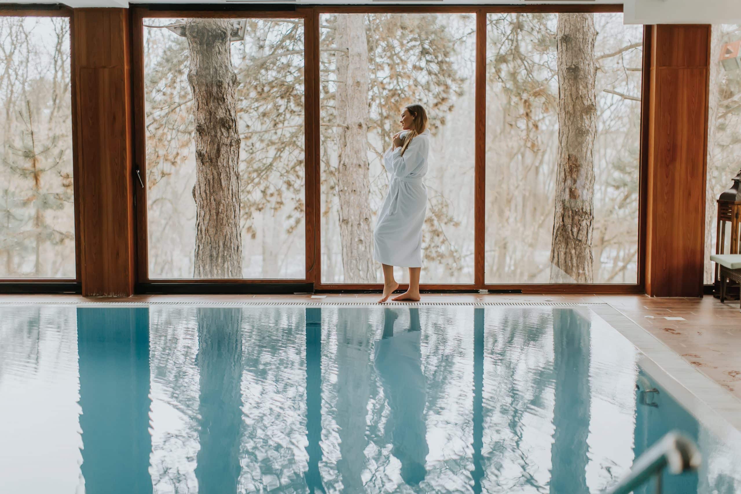 Piscine intérieure avec femme en peignoir