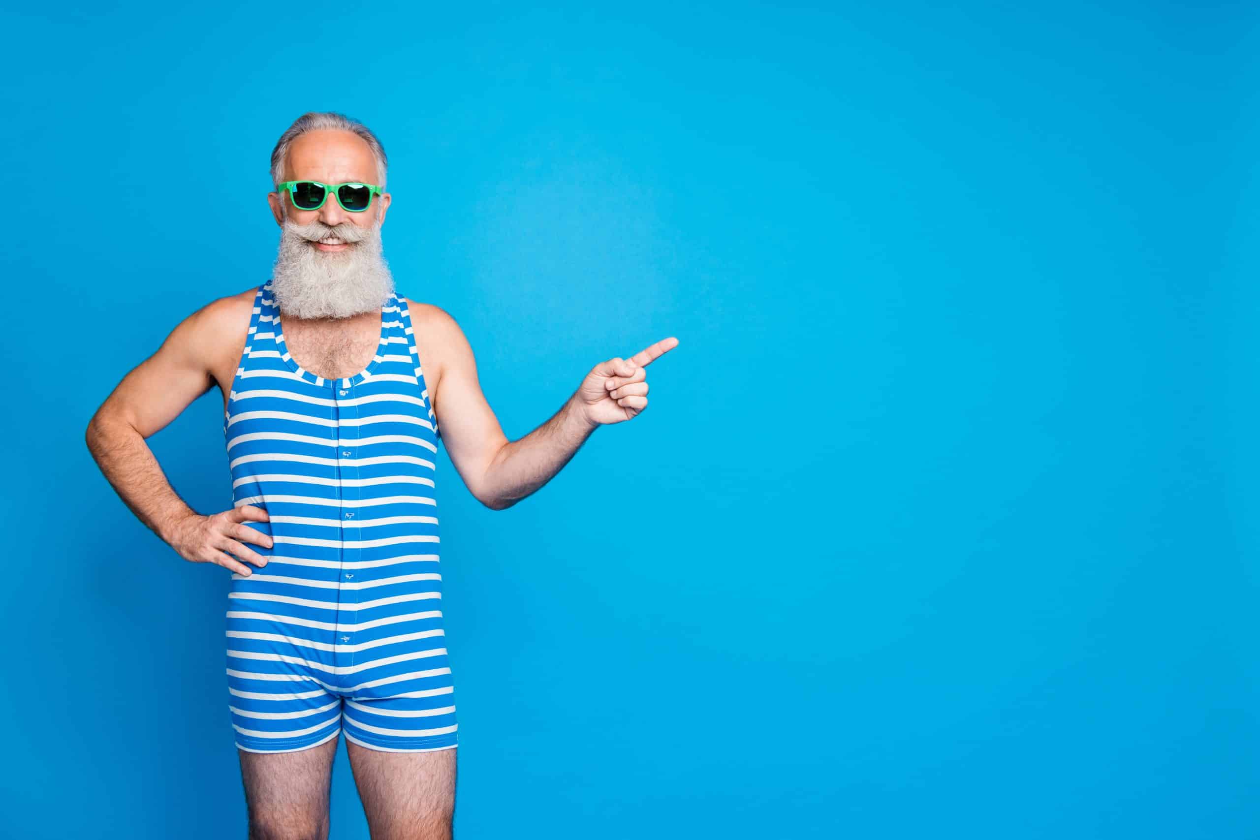 Homme barbu sur fond bleu avec maillot une pièce rayé