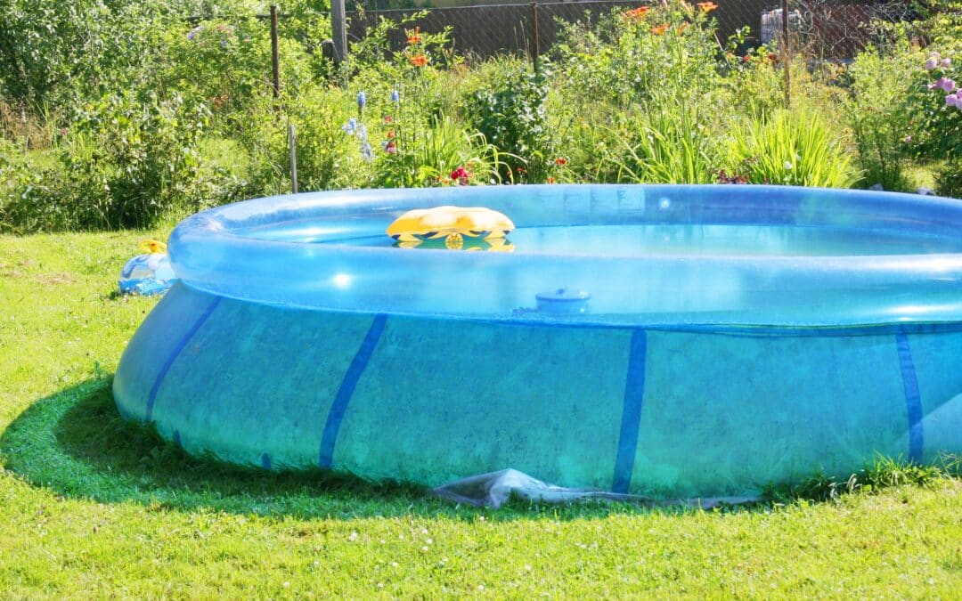 Piscine gonflable hors sol sur pelouse