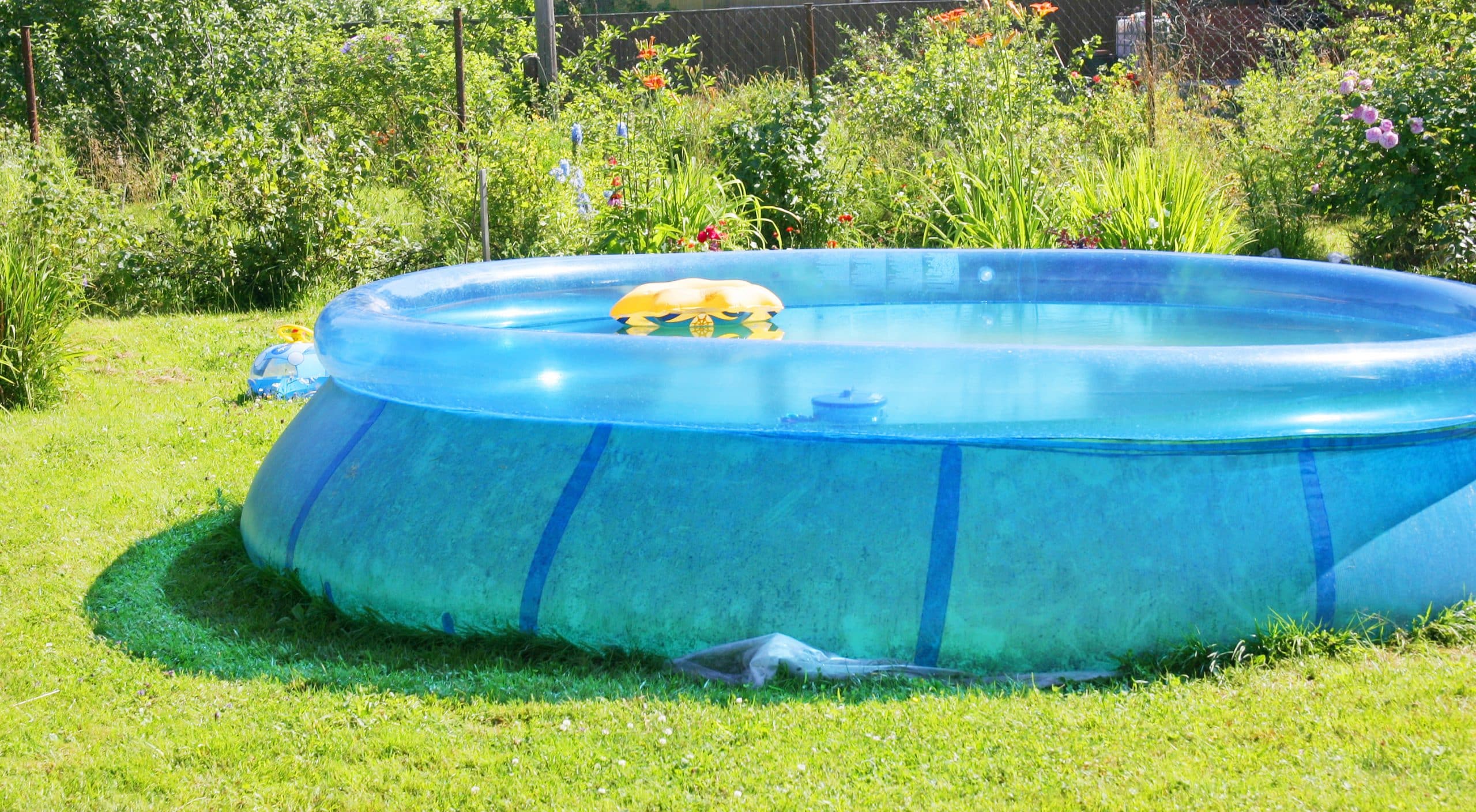 Piscine gonflable hors sol sur pelouse