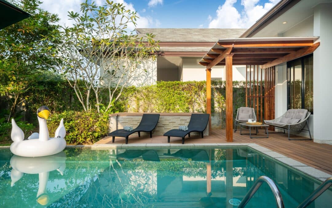 Coin terrasse avec piscine et bouée cygne