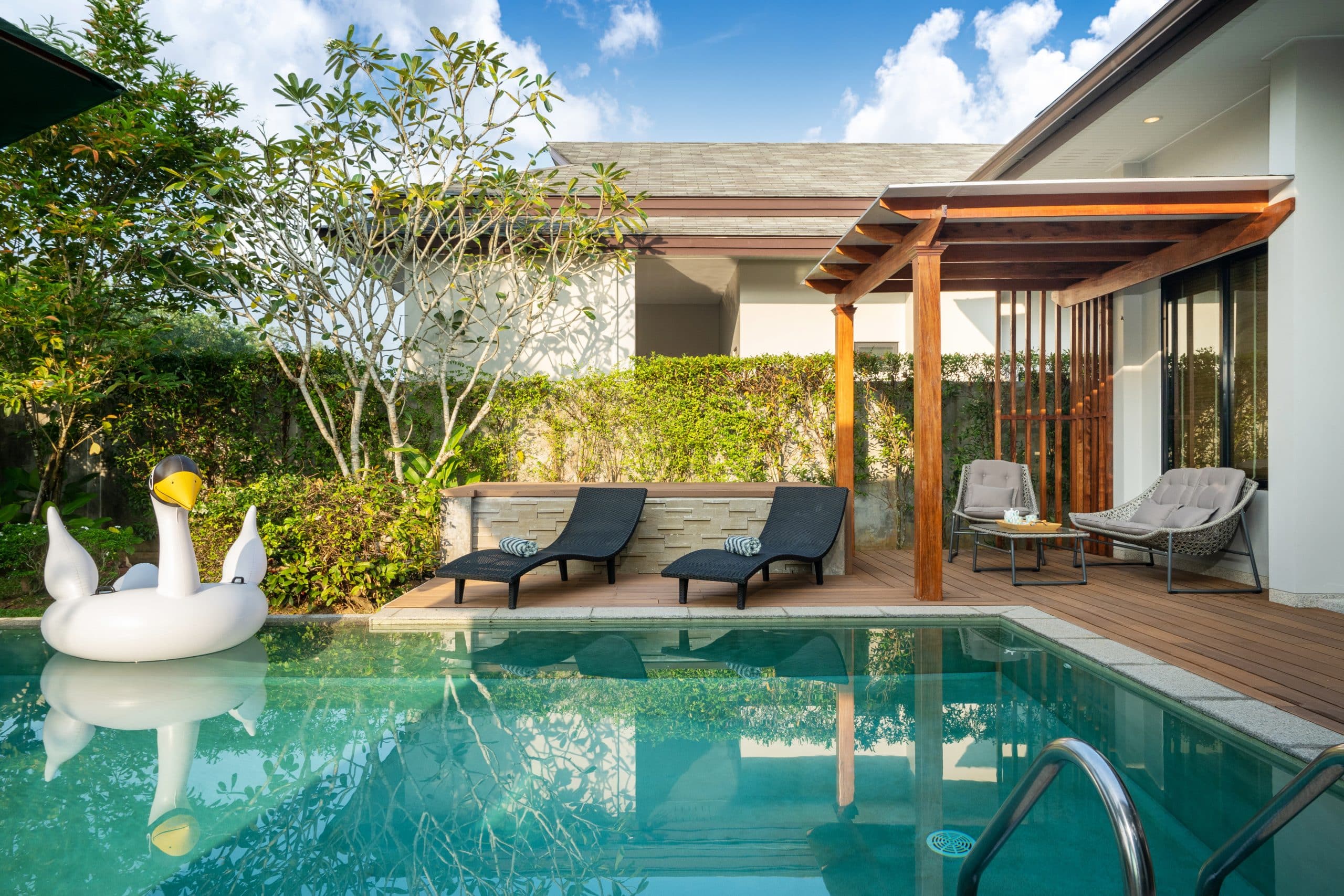 Coin terrasse avec piscine et bouée cygne