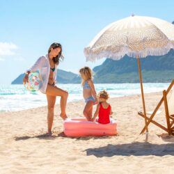 Famille sur la plage avec pataugeoire rose