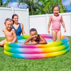 Petite piscine Rainbow en famille