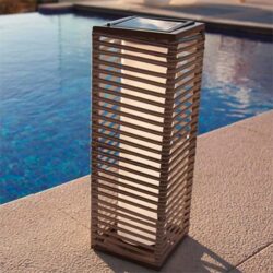 Lampe solaire Stripy au bord d'une piscine