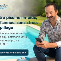 Homme souriant au bord d’une piscine avec smartphone, représentant la formation entretien piscine à 69 euros